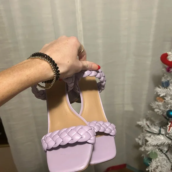 Target heels! - Picture 2 of 2